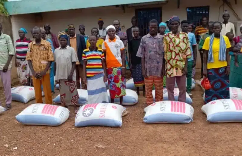 Recipients of bags of corn to households of internally displaced persons
